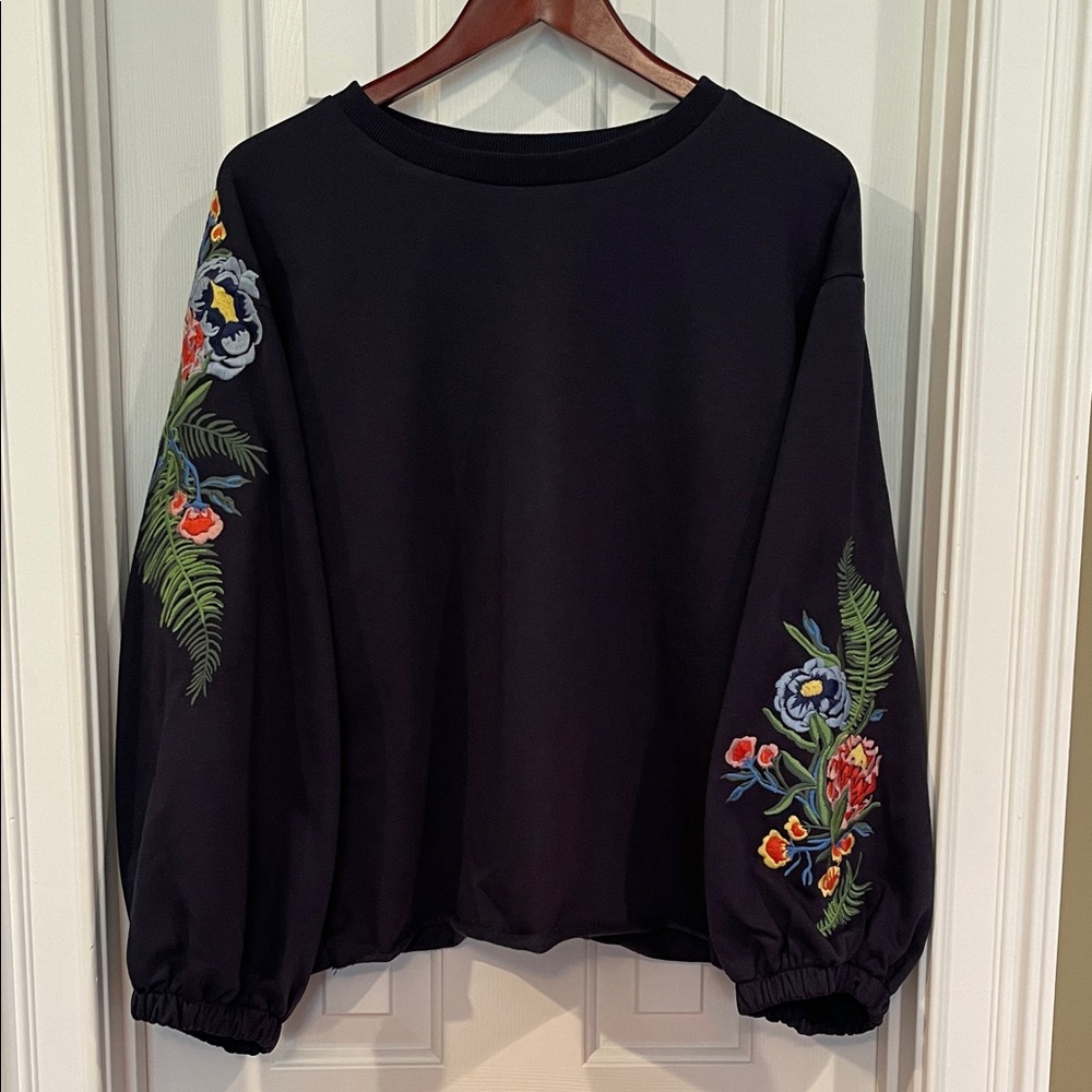 NWT 🏷️ Embroidered Navy Floral Women's Sweatshirt